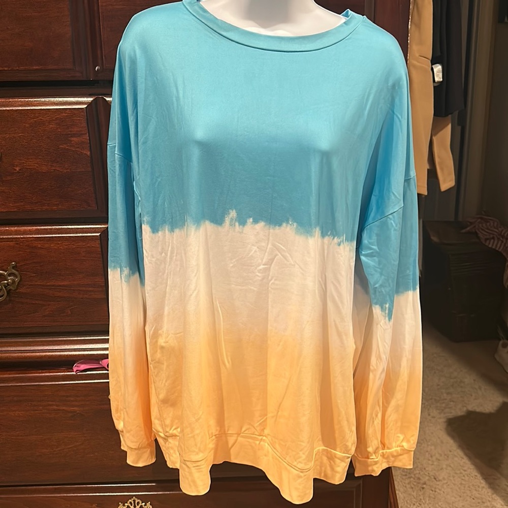 New without tag soft ombré sweatshirt